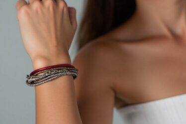 Les bracelets en cordon : le bijou incontournable qui séduit la mode d’aujourd’hui